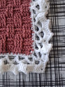 Manta o pie de cama o carpeta...varios usos de 42 x 62 cms